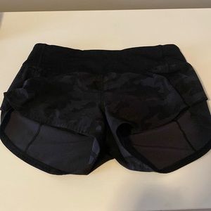 Lululemon speed up store 2.5 inch inseam camo